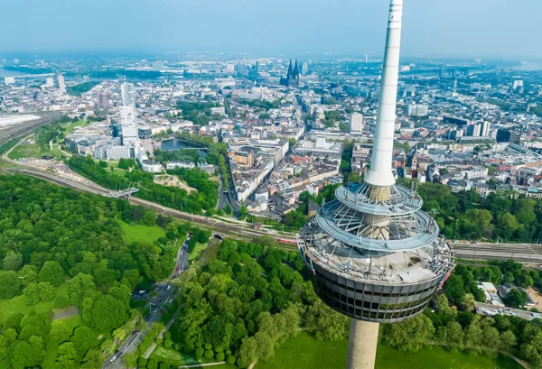 Drohnenperspektive auf den Colonius-Telekommunikationsturm in Köln mit Blick über die Stadt.