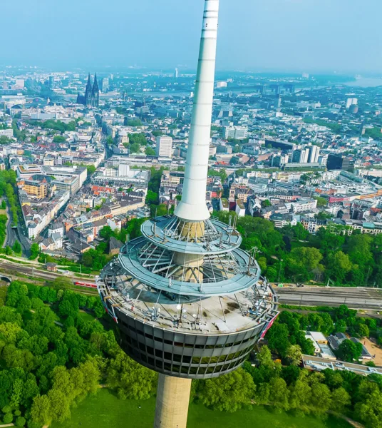 Drohnenperspektive auf den Colonius-Telekommunikationsturm in Köln mit Blick über die Stadt.